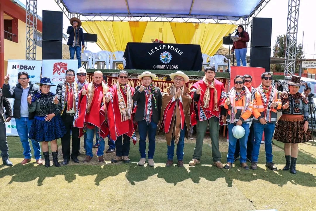 Autoridades en la inauguración del IESTP Velille